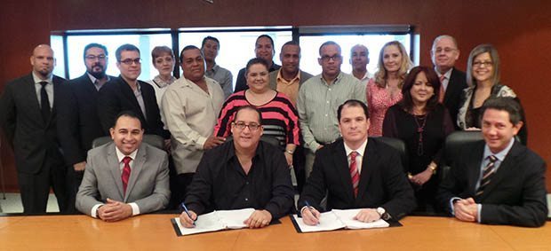 Foto Firma Convenio - Claro Puerto Rico y UIET