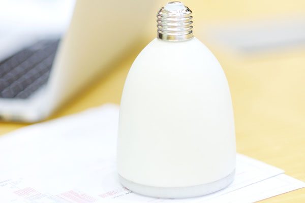 AirBulb: Una bombilla con bocina integrada. ¿Y por qué no?