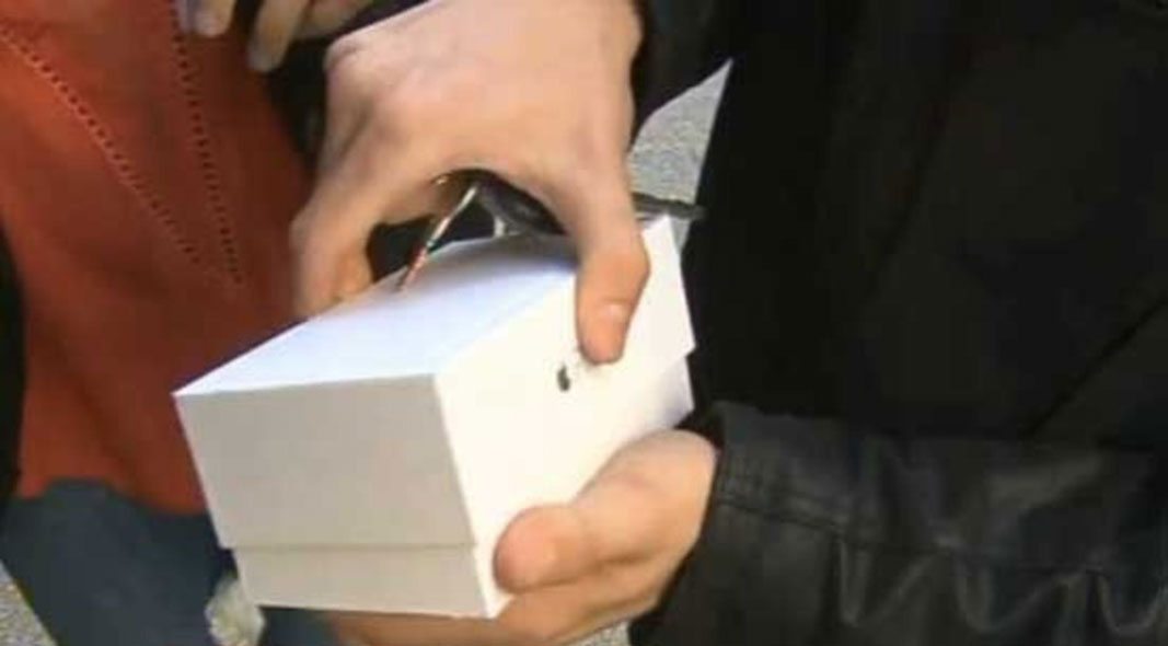 Compra el iPhone 6 y se le cae sin querer queriendo en TV nacional