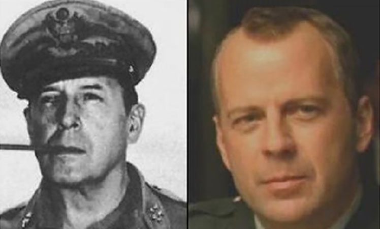 Bruce Willis y el General Douglas MacArthur