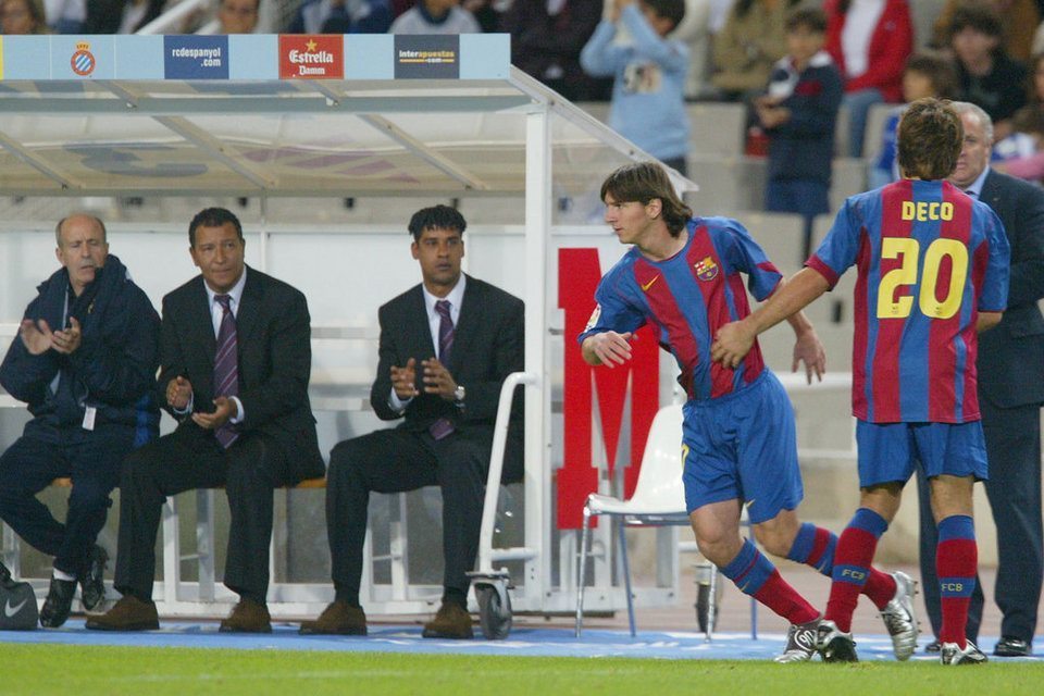 Messi haciendo su debut oficial, sustituyendo a Deco