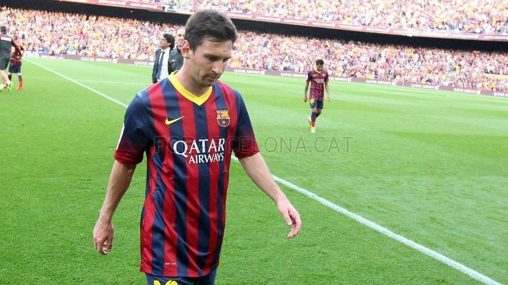 Un cabizbajo Messi sale del terreno tras un 1-1 que ve al Atleti coronarse campeón en Camp Nou. Foto cortesía Miguel Ruiz y fcbarcelona.com