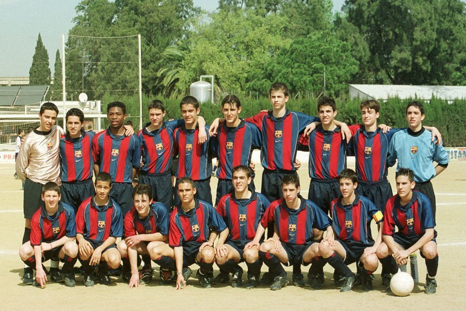 Cadetes B, FC Barcelona "La Quinta del 87" - Cesc y Piqué 3ro y 4to de derecha a izquierda fila de arriba.  Messi primero a la izquierda fila de abajo