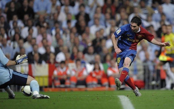 Messi bate a Iker Casillas para anotar el 5to, de 6 goles. 2 de Mayo de 2009