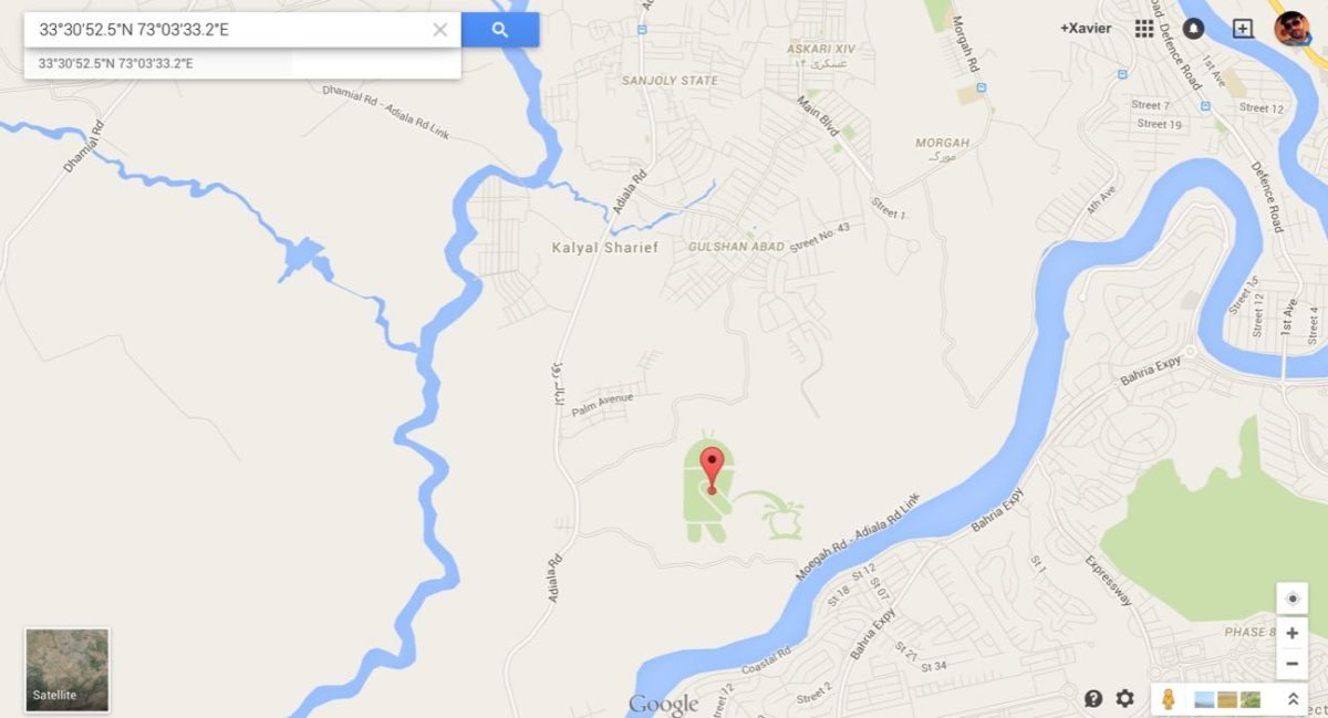 Logo de Android orinando logo de Apple en Google Maps