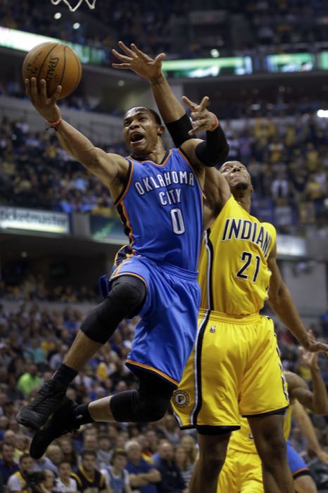 Russell Westbrook, del Thunder de Oklahoma City, salta para encestar frente a David West, de los Pacers de Indiana, en el partido del domingo 12 de abril de 2015 (AP Foto/AJ Mast)