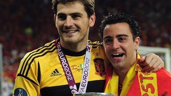 Xavi e Iker Casillas posando junto tras ganar la EuroCopa de 2008.