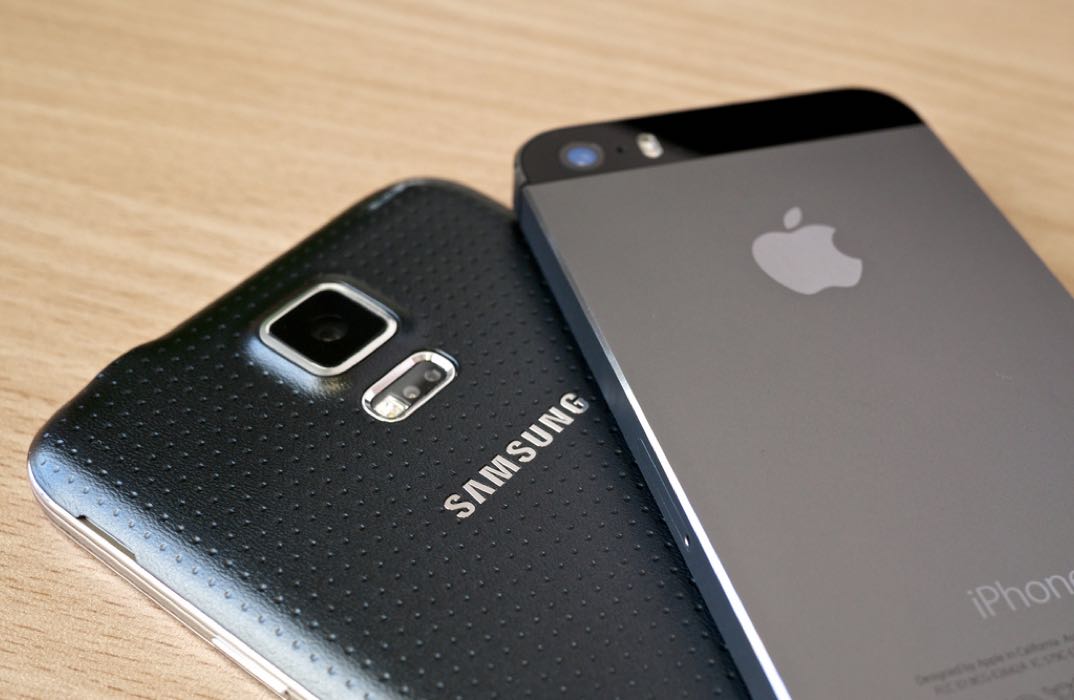 Apple vs Samsung — iPhone 5s Samsung Galaxy S5