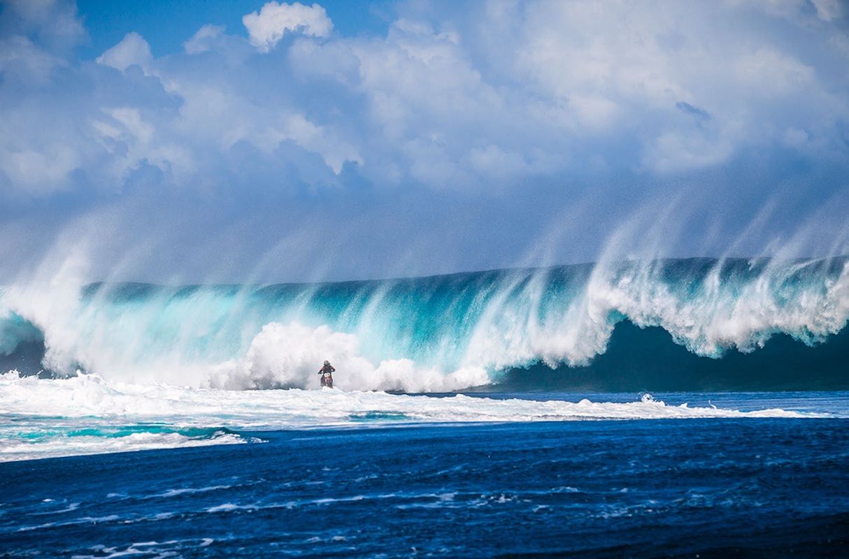 Robbie Maddison Pipe Dream surfeando en motocicleta