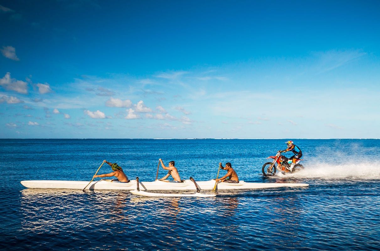 Robbie Maddison Pipe Dream surfeando en motocicleta