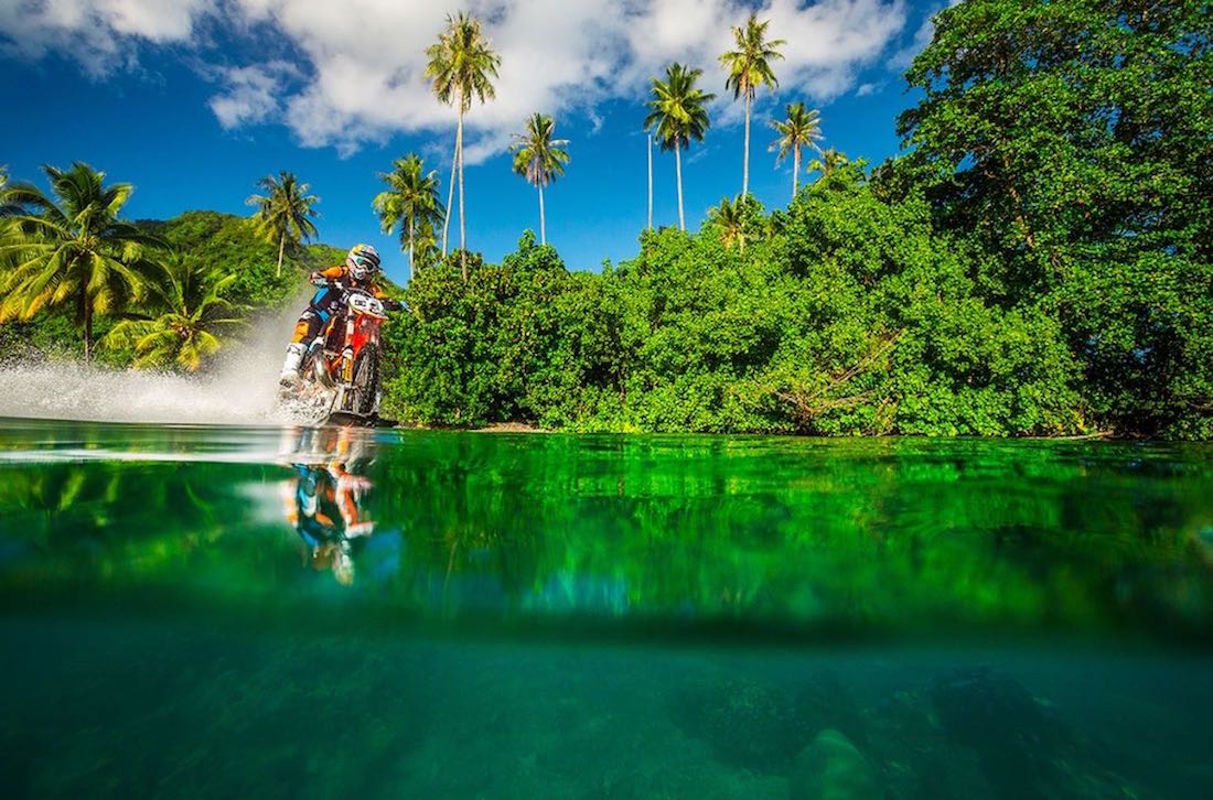 Robbie Maddison Pipe Dream surfeando en motora