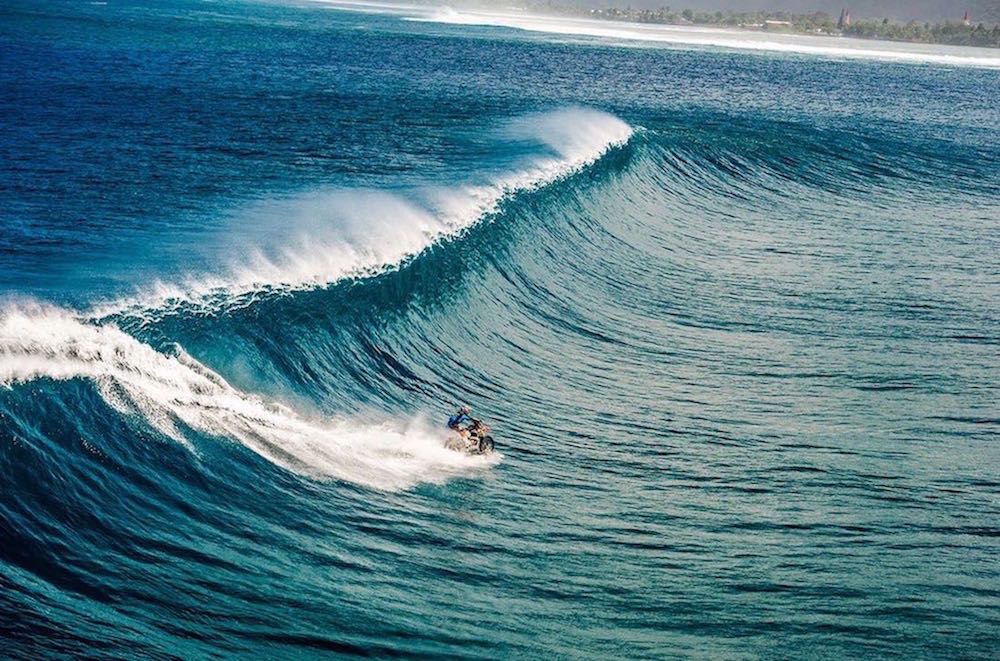 Robbie Maddison Pipe Dream surfeando en motora