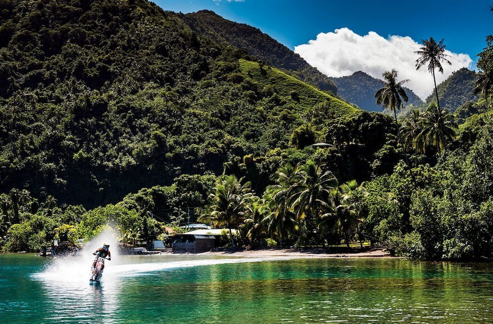 Robbie Maddison Pipe Dream surfeando en motora