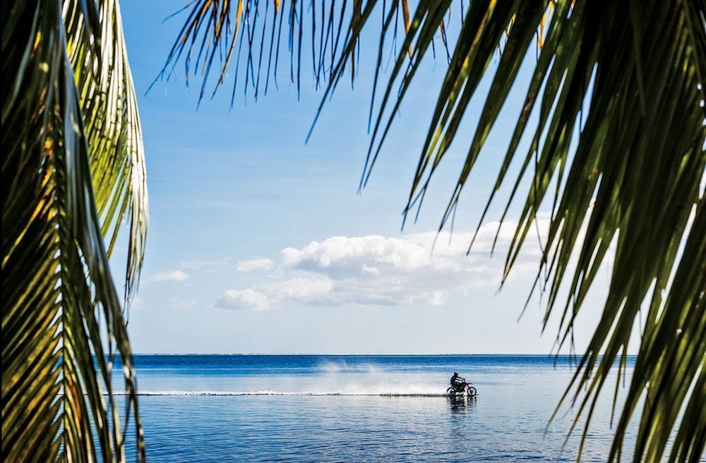 Robbie Maddison Pipe Dream surfeando en motora