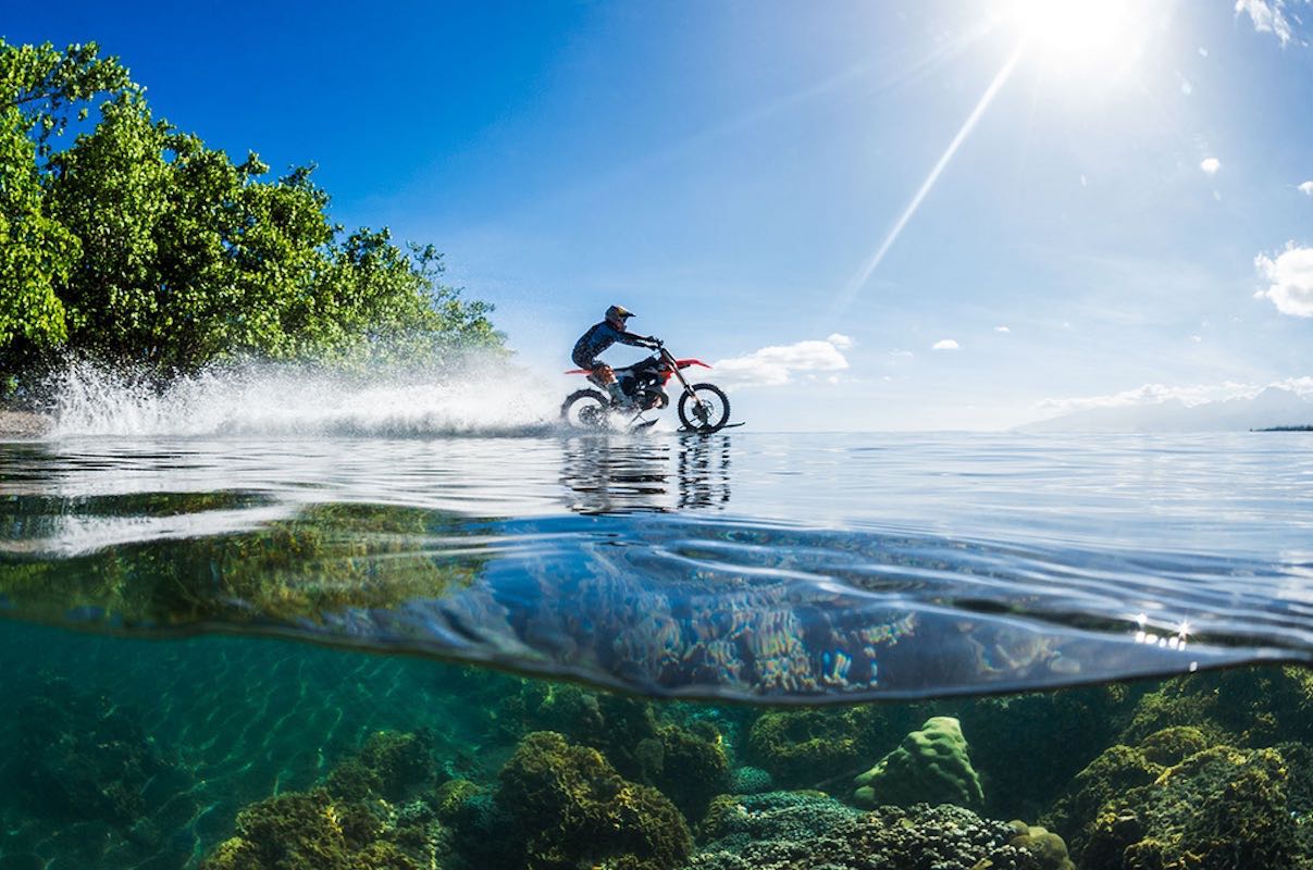 Robbie Maddison Pipe Dream surfeando en motocicleta