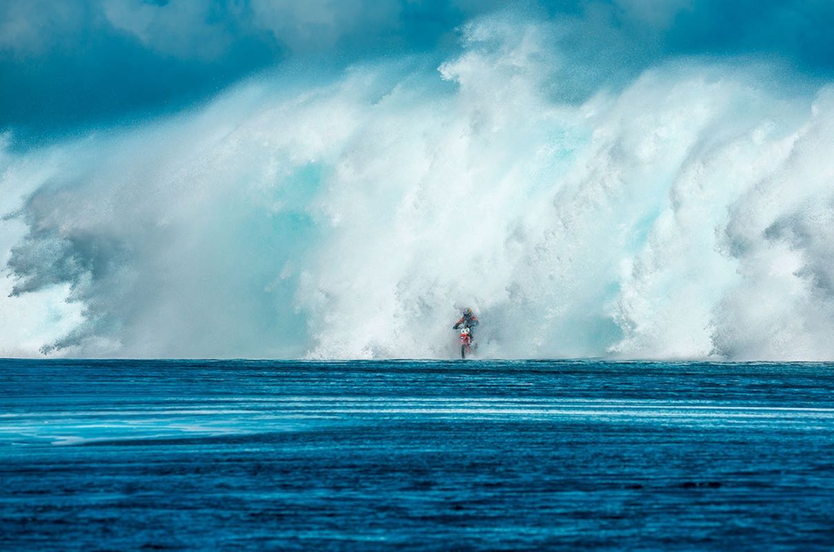 Robbie Maddison Pipe Dream surfeando en motocicleta