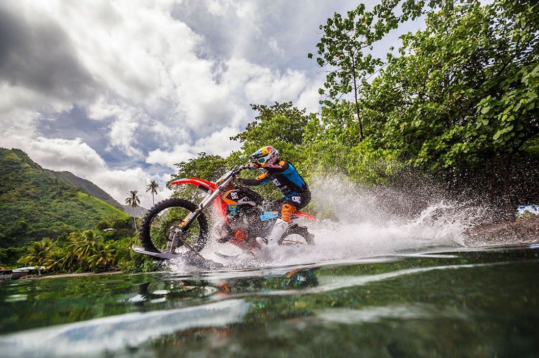 Robbie Maddison Pipe Dream surfeando en motocicleta