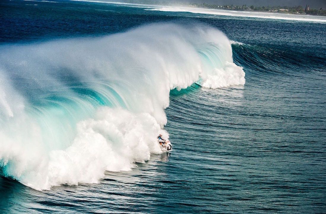 Robbie Maddison Pipe Dream surfeando en motocicleta