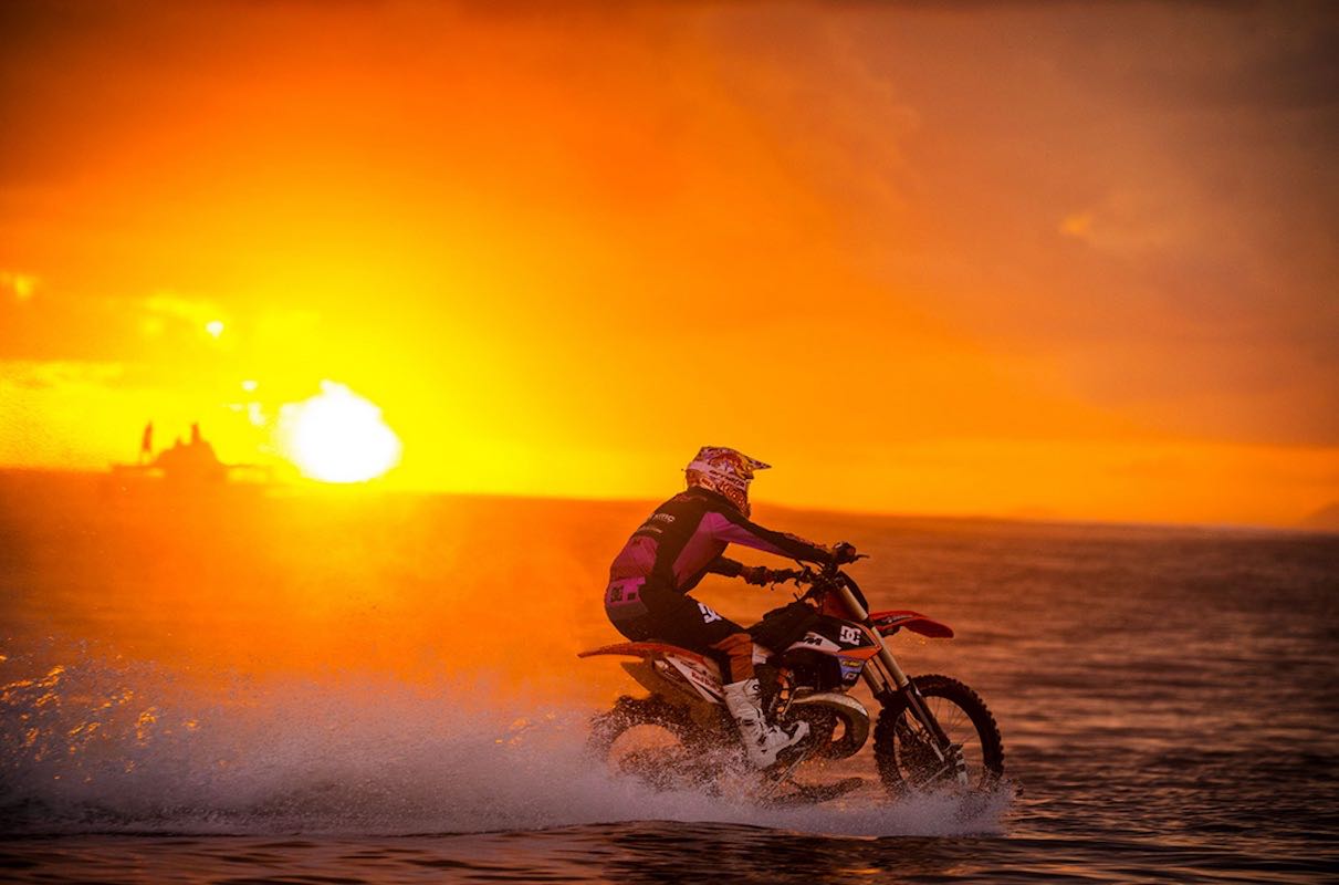 Robbie Maddison Pipe Dream surfeando en motora