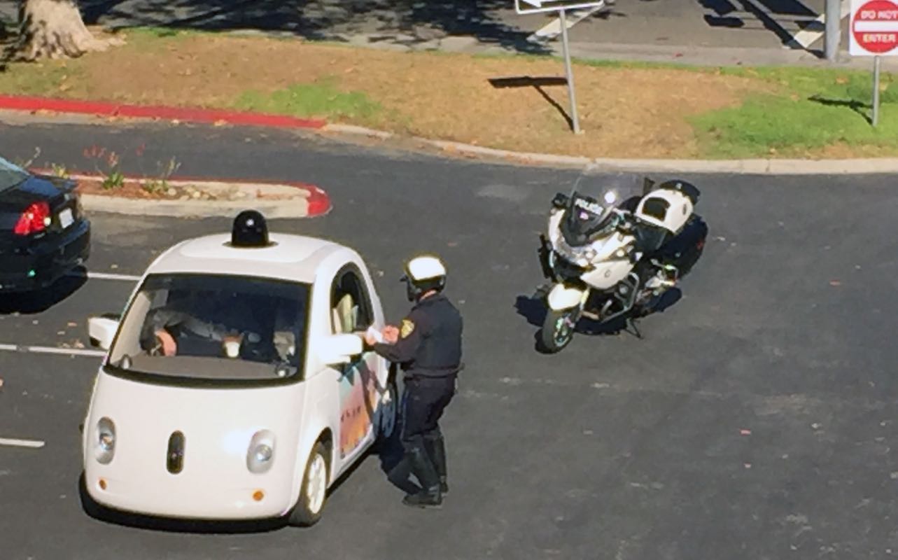Auto de Google es detenido por policía