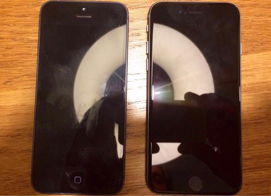 iPhone 5se posando junto al iPhone 5