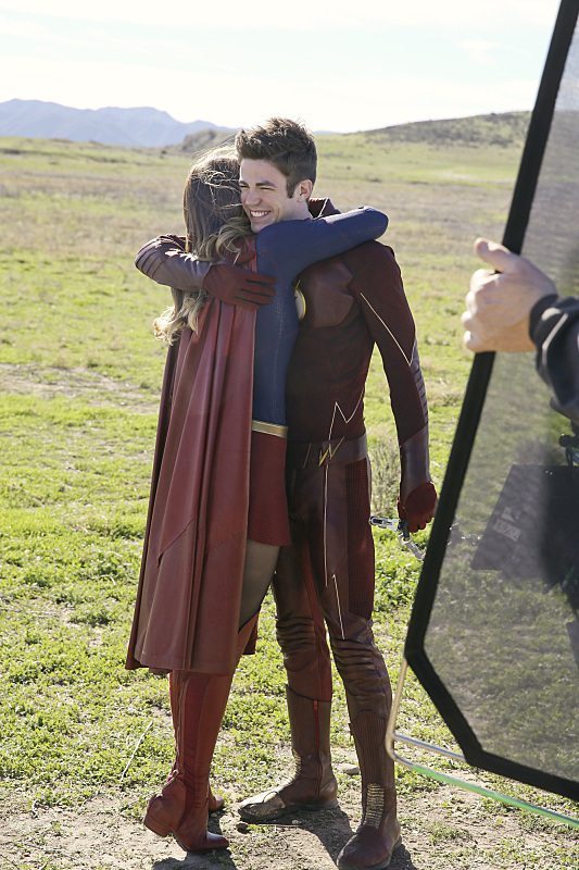 supergirl and the flash behind the scenes