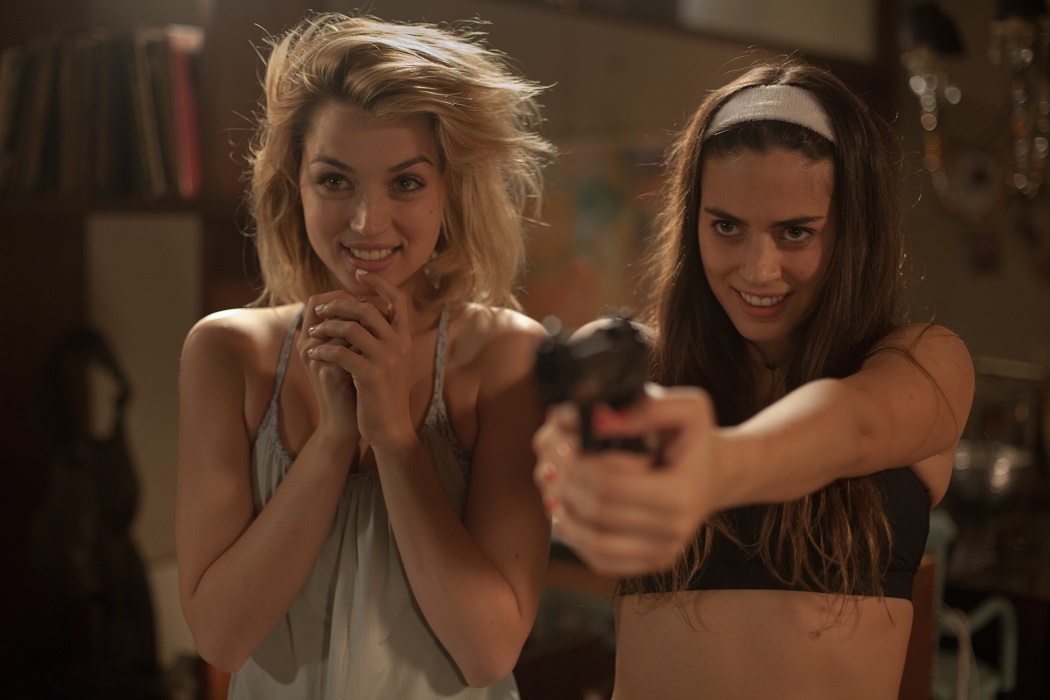 A la izquierda: Ana de Armas en Knock Knock