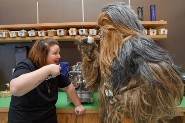 Chewbacca Mom y el propio Chewbacca de paseo en Facebook