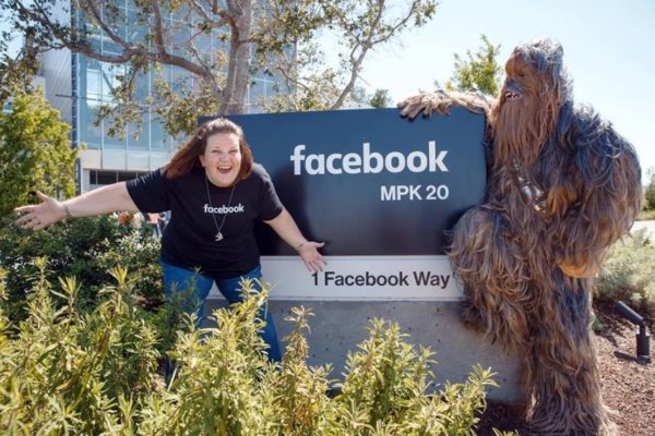 Chewbacca Mom y el propio Chewbacca de paseo en Facebook
