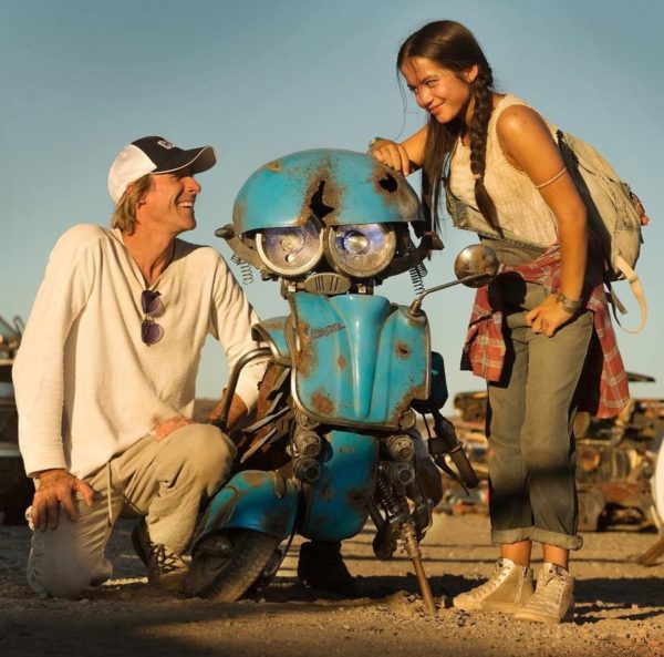 Isabella Moner y Squeeks Transformers: The Last Knight