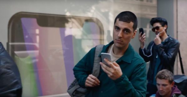 Samsung se mofa de Apple y su iPhone XSamsung se mofa de Apple y su iPhone X