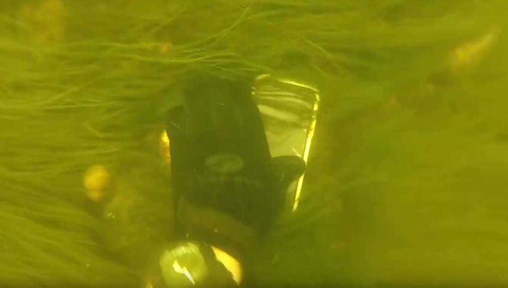 Encuentra iPhone X en el fondo de un río